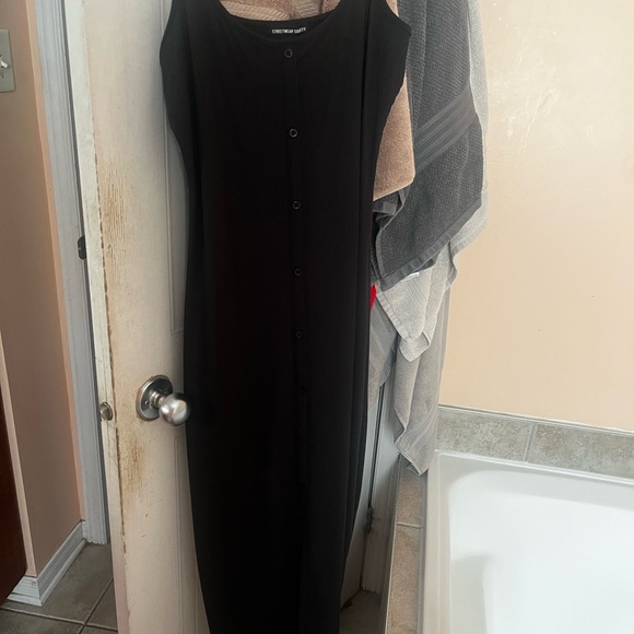 Black Sleeveless Button-Down Dress - Picture 1 of 1